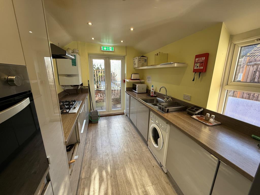 Lot: 162 - WELL PRESENTED SEMI-DETACHED HOUSE - Kitchen